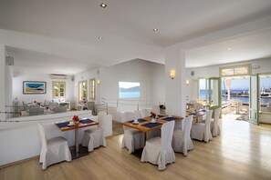 Se sirven almuerzos y cenas, cocina griega