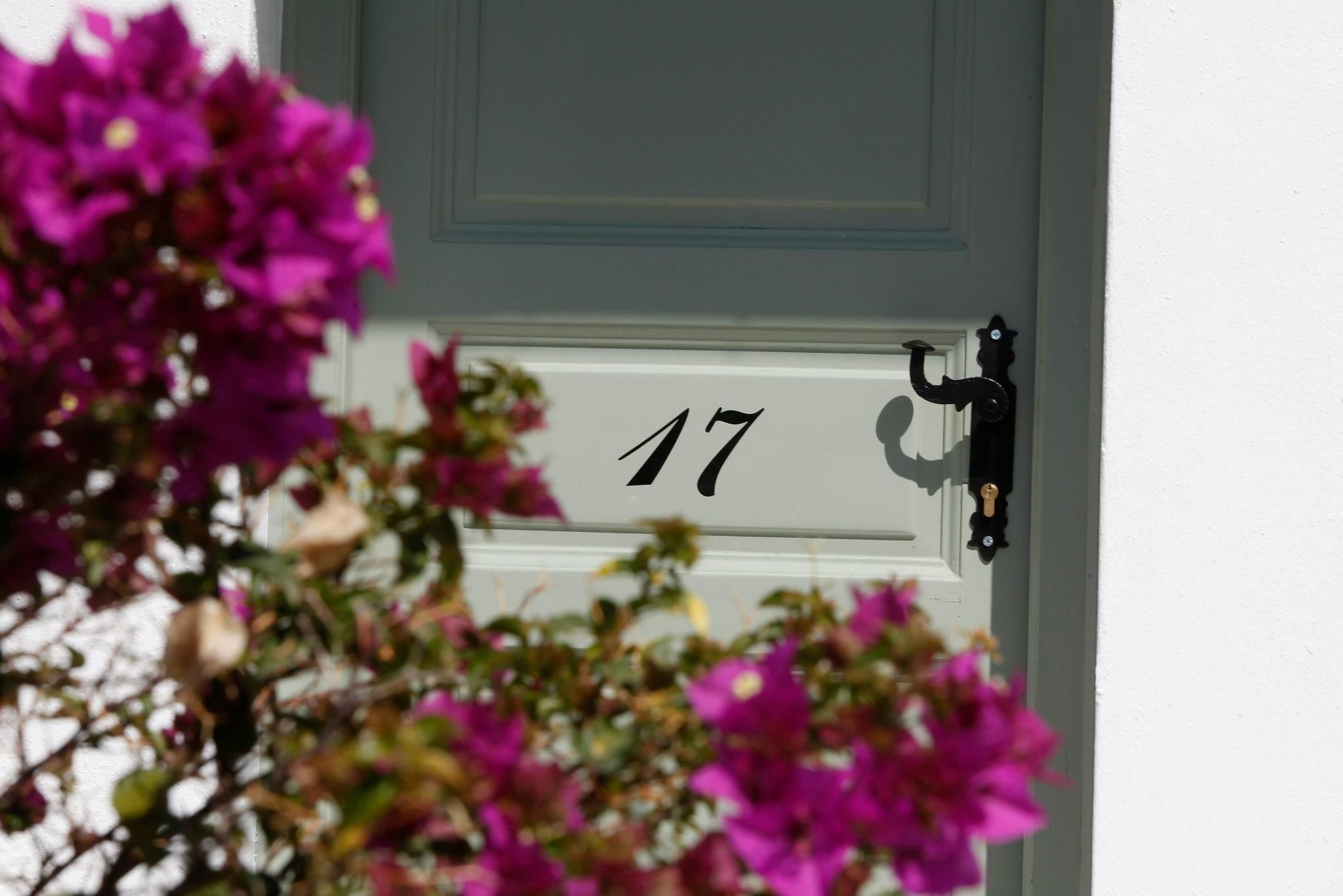 Une porte portant le numéro 17 et dotée d’une poignée en métal noir.