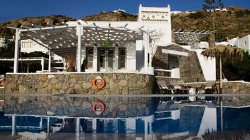 Alberca al aire libre por temporada y camastros