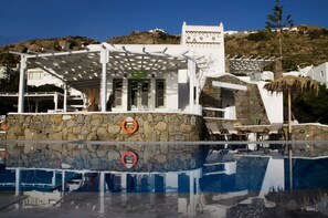 Piscina externa sazonal, funciona das 9h às 20h30, espreguiçadeiras