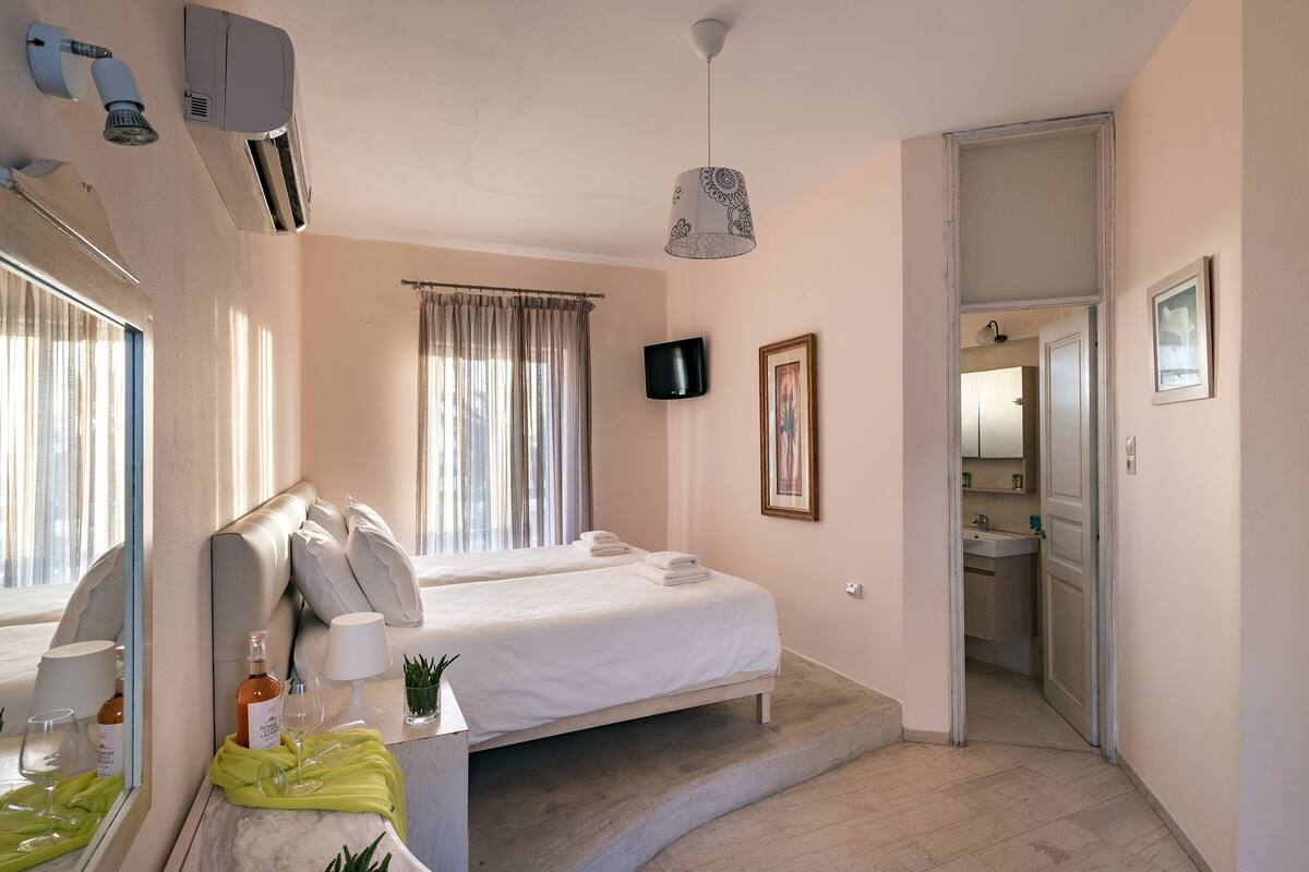 superior room, sea view | 1 bedroom, minibar, in-room safe, blackout curtains