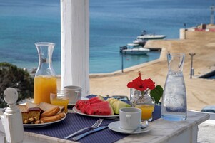 供应午餐和晚餐，希腊菜