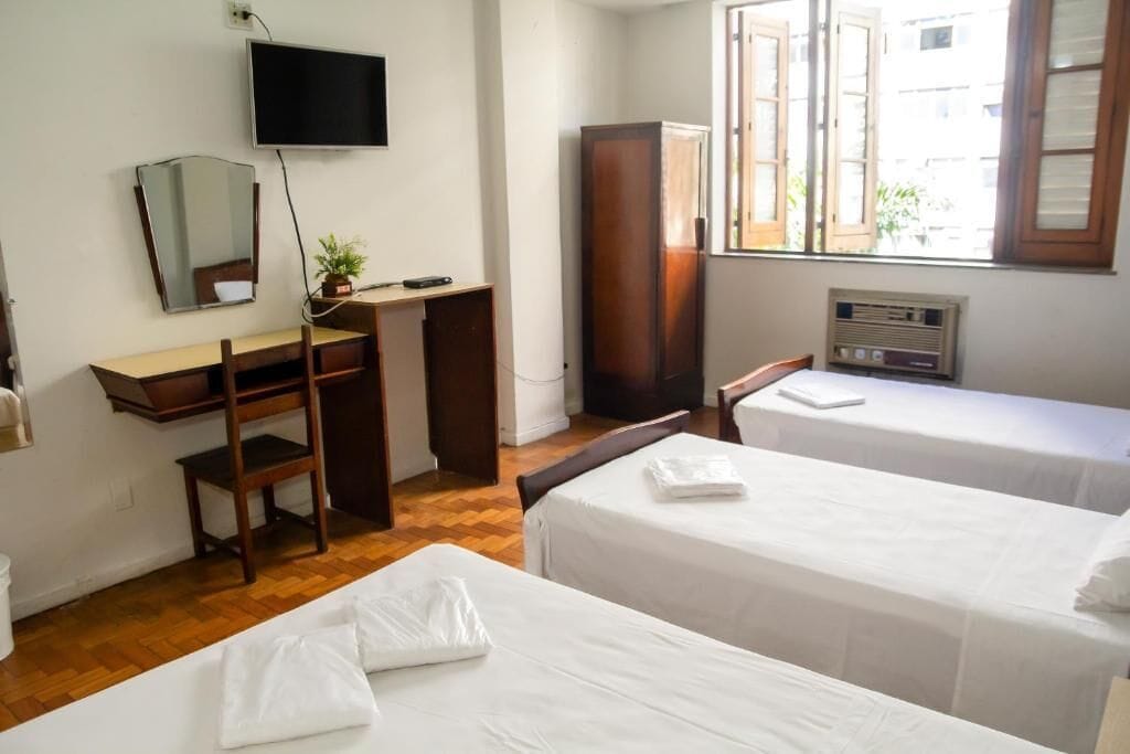 Bàn, truy cập Internet không dây miễn phí, bộ trải giường 