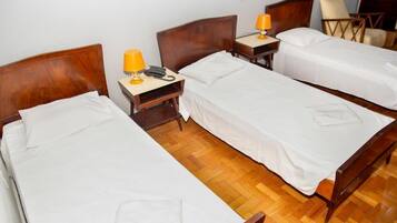 Dreibettzimmer, 3 Einzelbetten | Schreibtisch, kostenloses WLAN, Bettwäsche