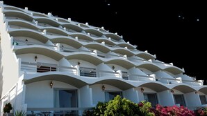 Un hotel a più piani con balconi e un design architettonico moderno.