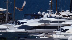 Marina con diversi yacht ormeggiati.