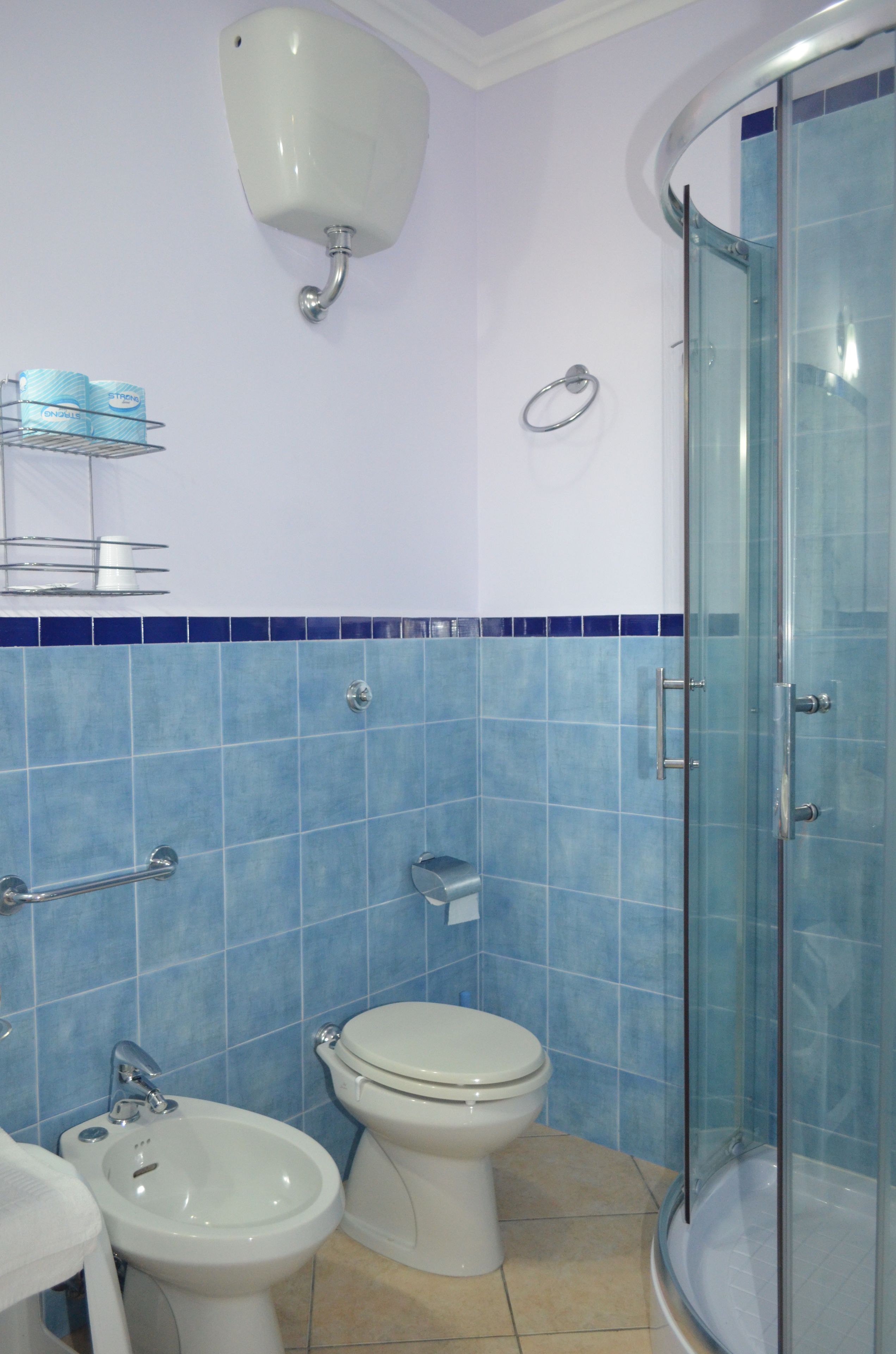 Chambre Double ou avec lits jumeaux, vue mer | Salle de bain | Douche, douche à « effet pluie », articles de toilette gratuits