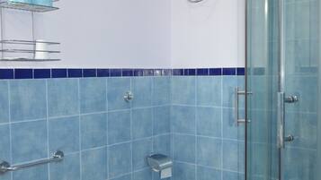 Chambre Double ou avec lits jumeaux, vue mer | Salle de bain | Douche, douche à « effet pluie », articles de toilette gratuits