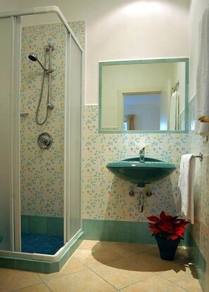 Double or Twin Room, Sea View | Bathroom | Shower, rainfall showerhead, free toiletries, hair dryer - Alle Ginestre B&B (Anacapri)