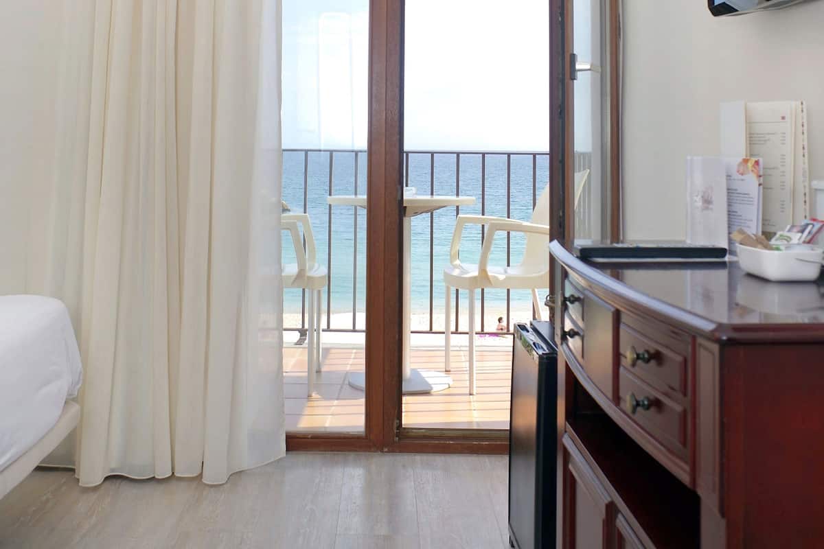 double room | minibar, in-room safe, blackout curtains, free wifi