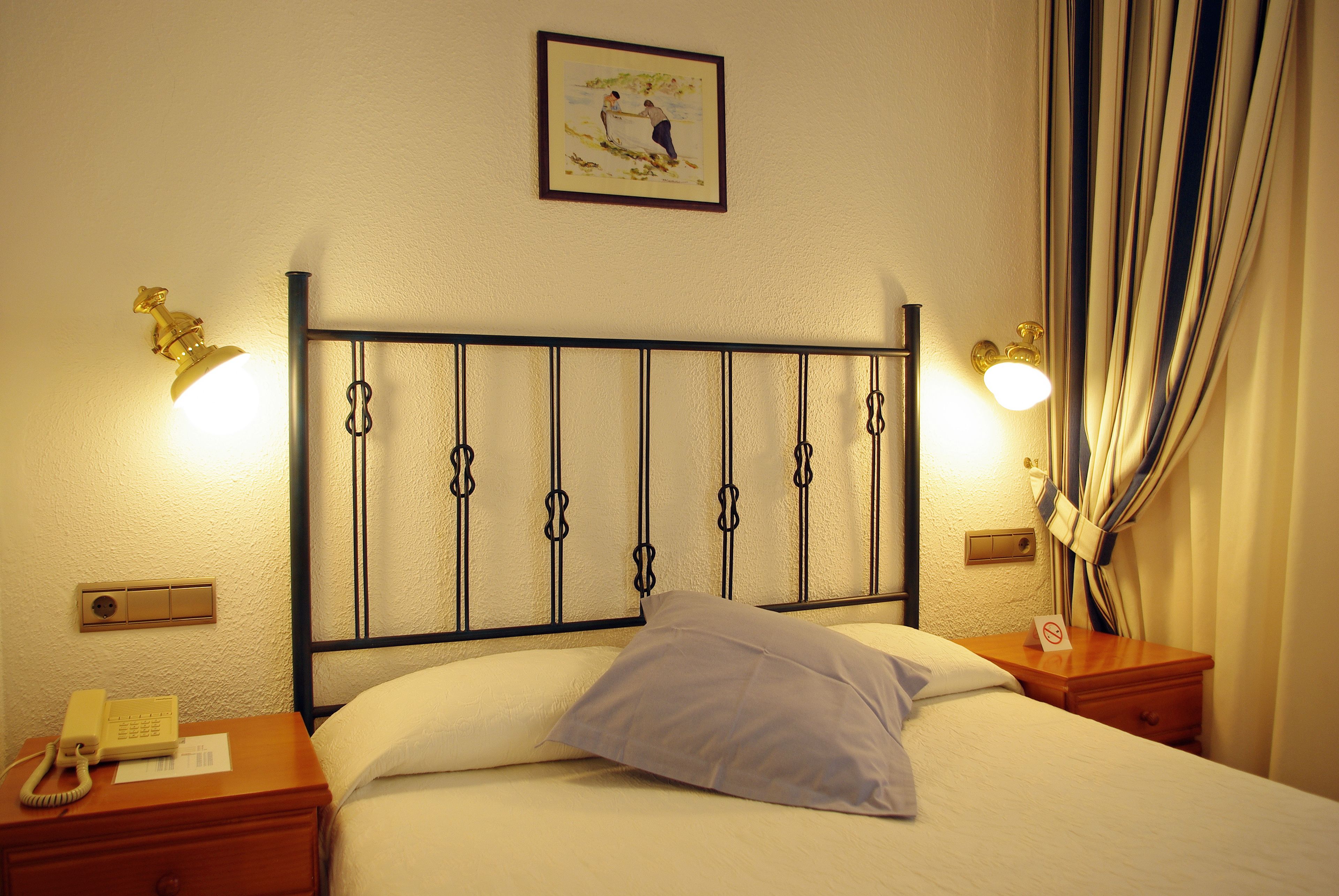 single room (interior) | minibar, in-room safe, blackout curtains, free wifi