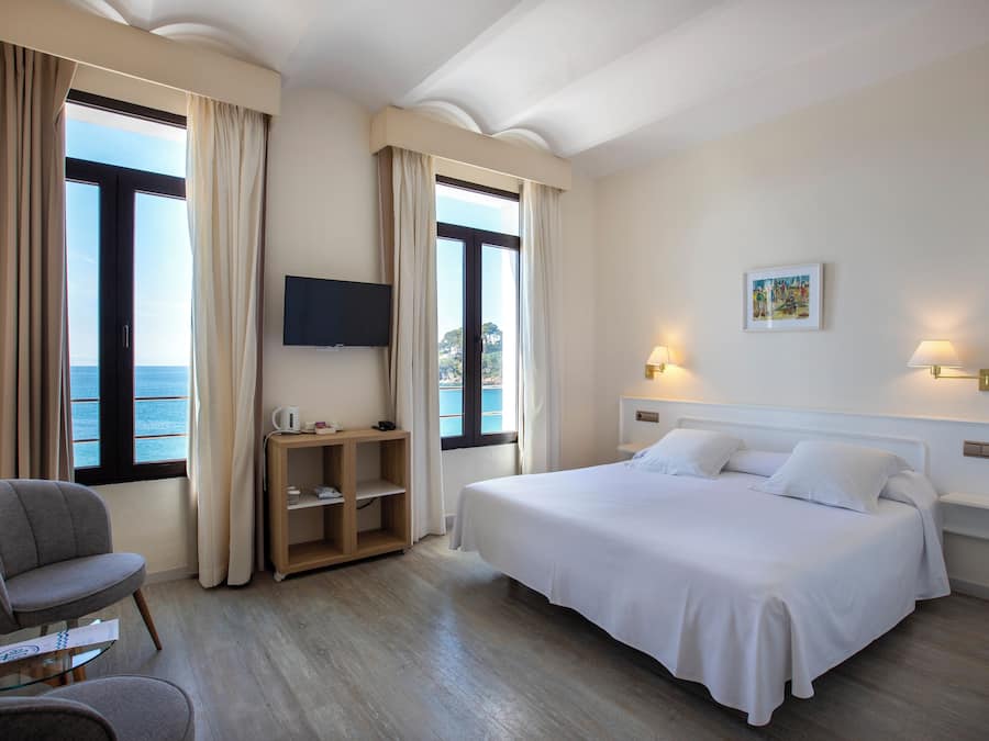 Habitación doble | Minibar, caja fuerte, cortinas opacas y wifi gratis