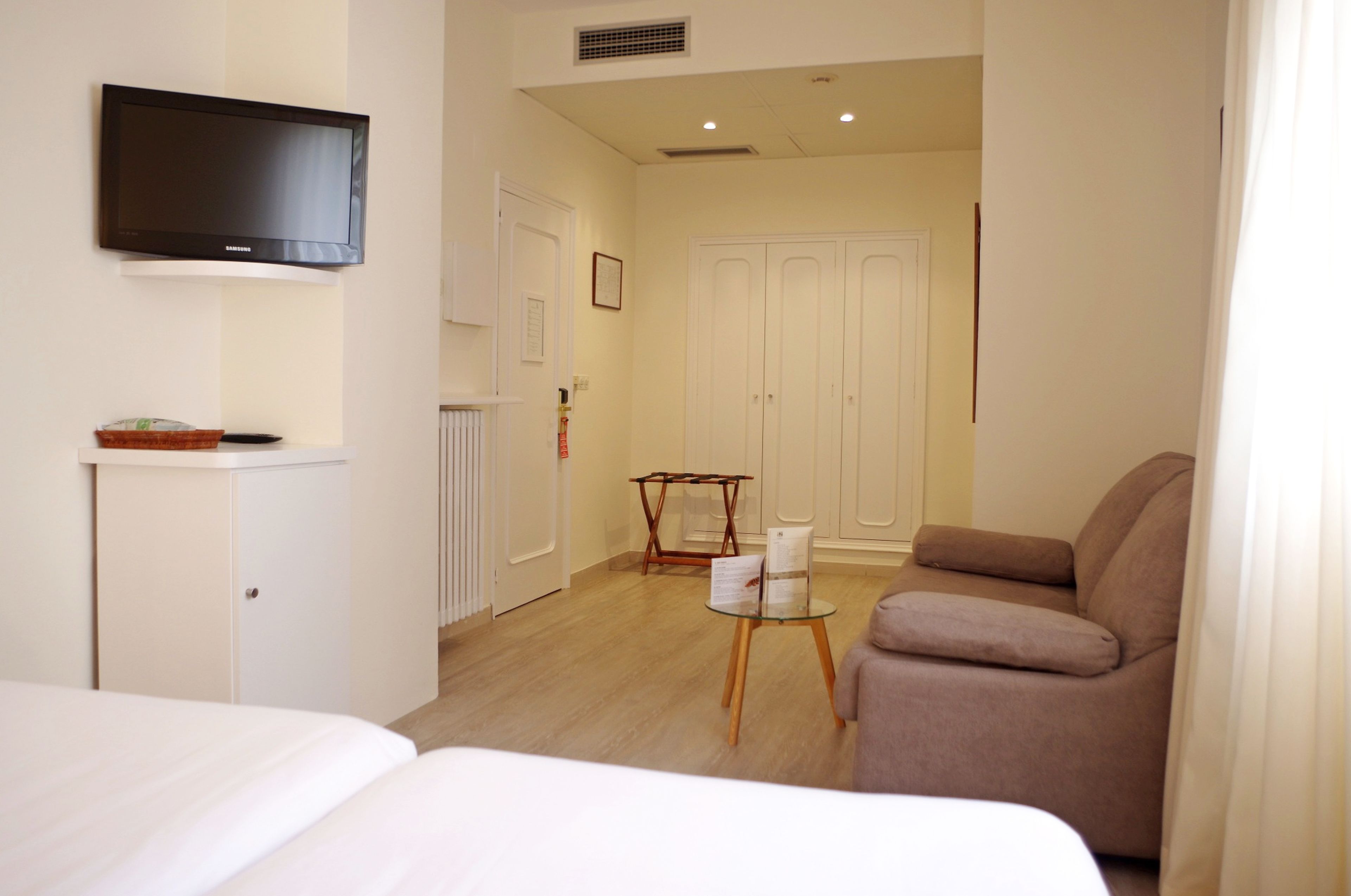 double room (interior) | minibar, in-room safe, blackout curtains, free wifi