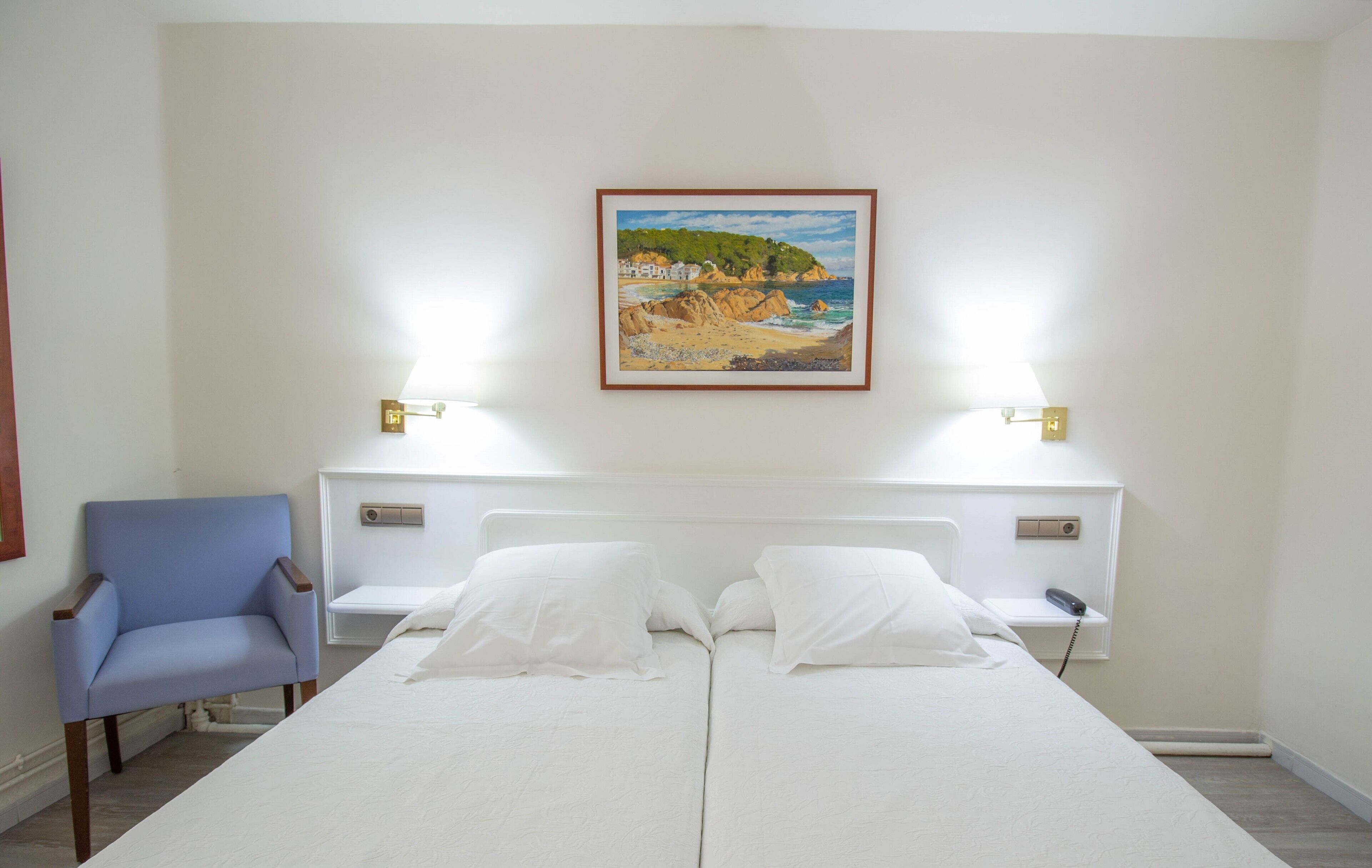 Tweepersoonskamer (Interior) | Een minibar, een kluis op de kamer, verduisterende gordijnen