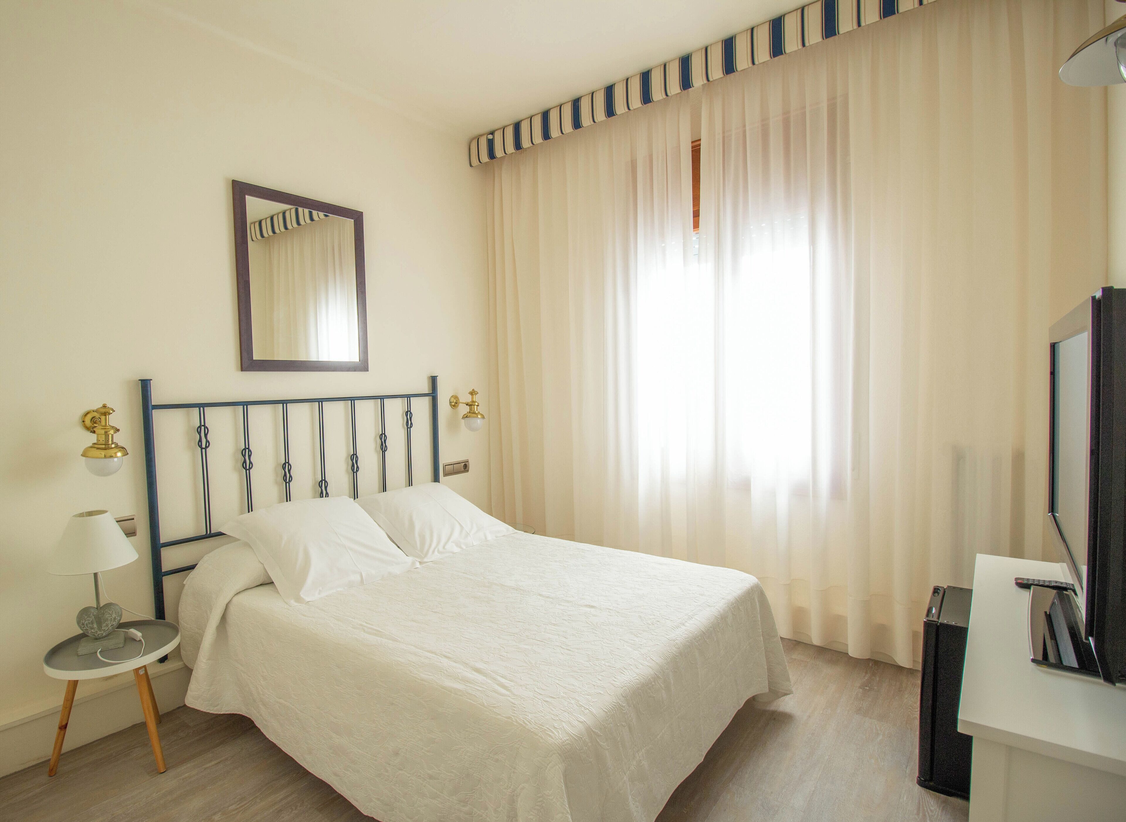 Eenpersoonskamer (Interior) | Een minibar, een kluis op de kamer, verduisterende gordijnen