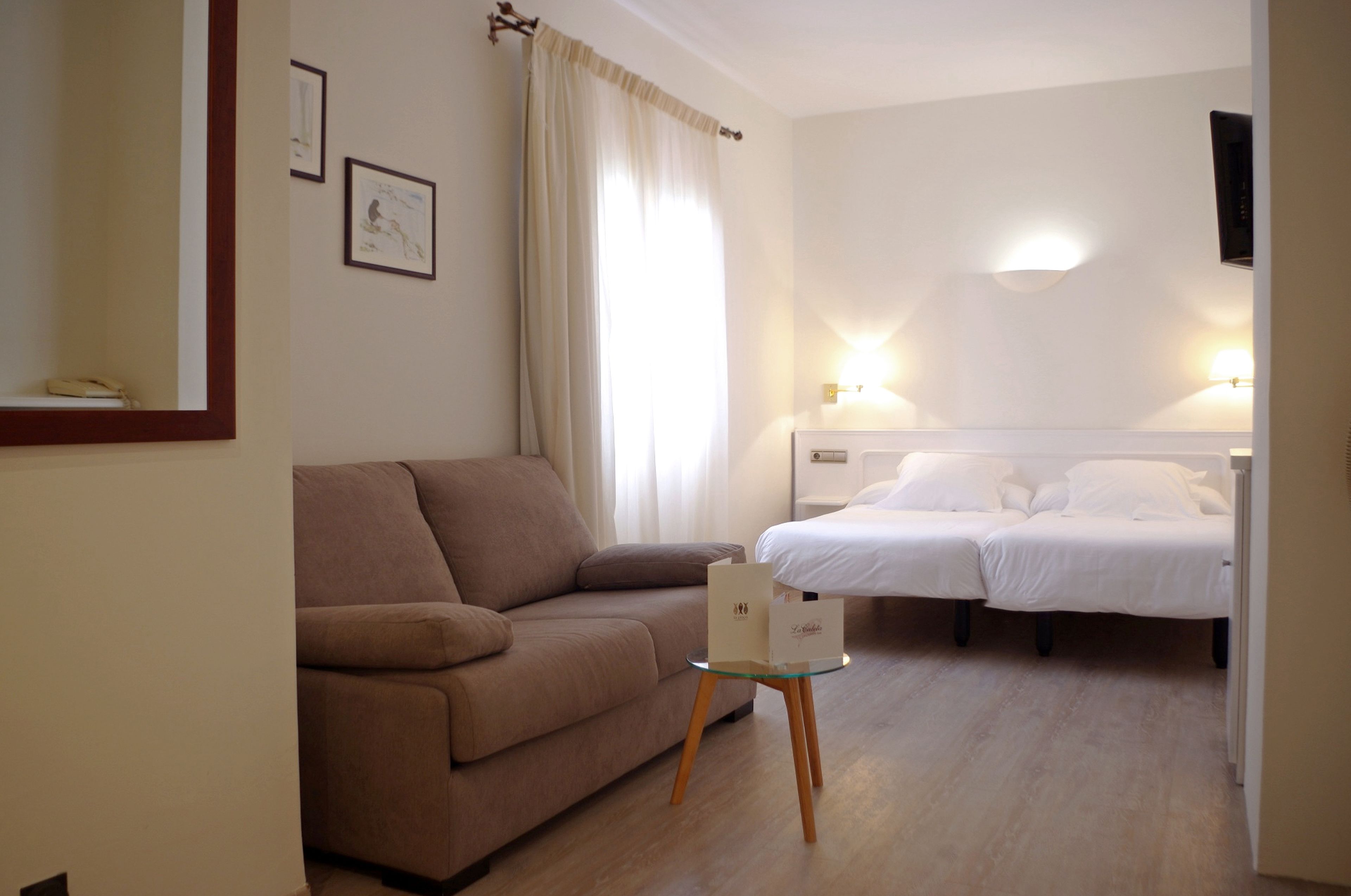 double room (interior) | minibar, in-room safe, blackout curtains, free wifi