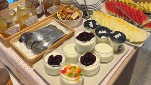 A breakfast buffet with various food items, including pastries, fruits, and condiments. - Hotel Llafranch (Palafrugell)