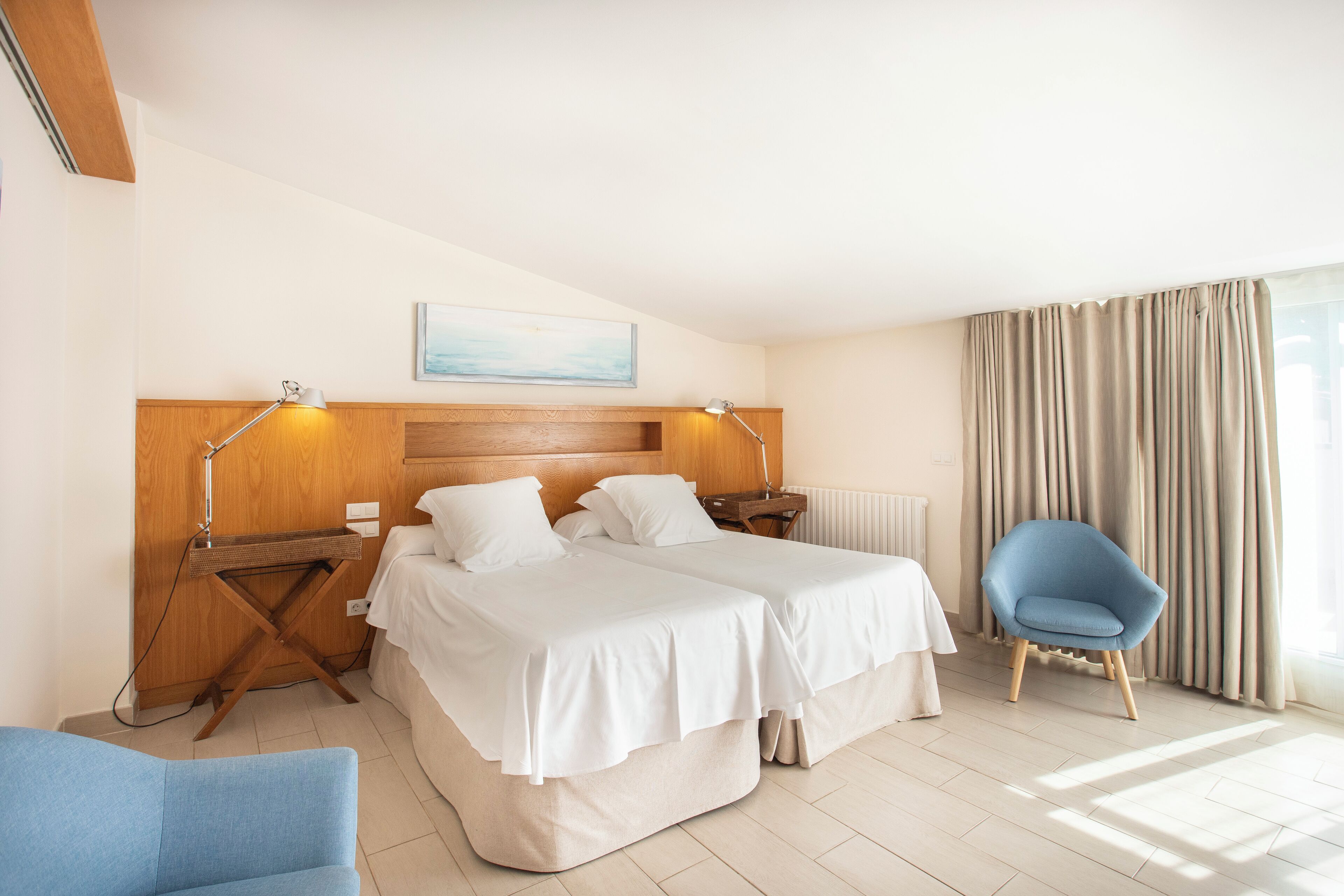 Superior tweepersoonskamer | Een minibar, een kluis op de kamer, verduisterende gordijnen