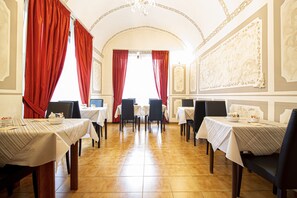 Tägliches inbegriffenes Frühstücksbuffet