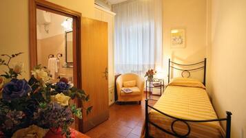 Einzelzimmer | Minibar, individuell eingerichtet, Schreibtisch, Babybetten