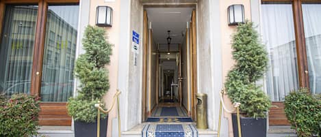 Pintu masuk properti