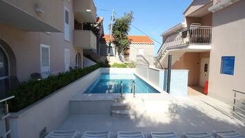 Standard-Studiosuite | Zimmersafe, Schreibtisch, BĂŒgeleisen/BĂŒgelbrett, BettwĂ€sche