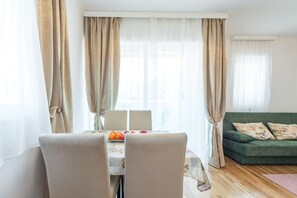 Apartamento standard, cozinha | Cofres nos quartos, escrivaninha, ferros/tábuas de passar roupa