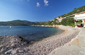 Perto da praia, espreguiçadeiras, guarda-sóis, passeios de caiaque 