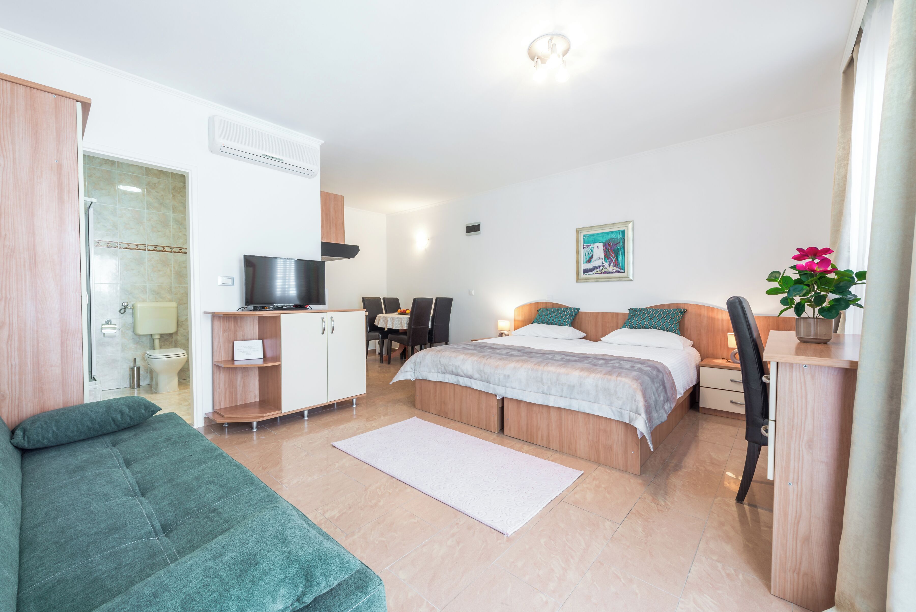 Caja de seguridad en la habitación y escritorio 