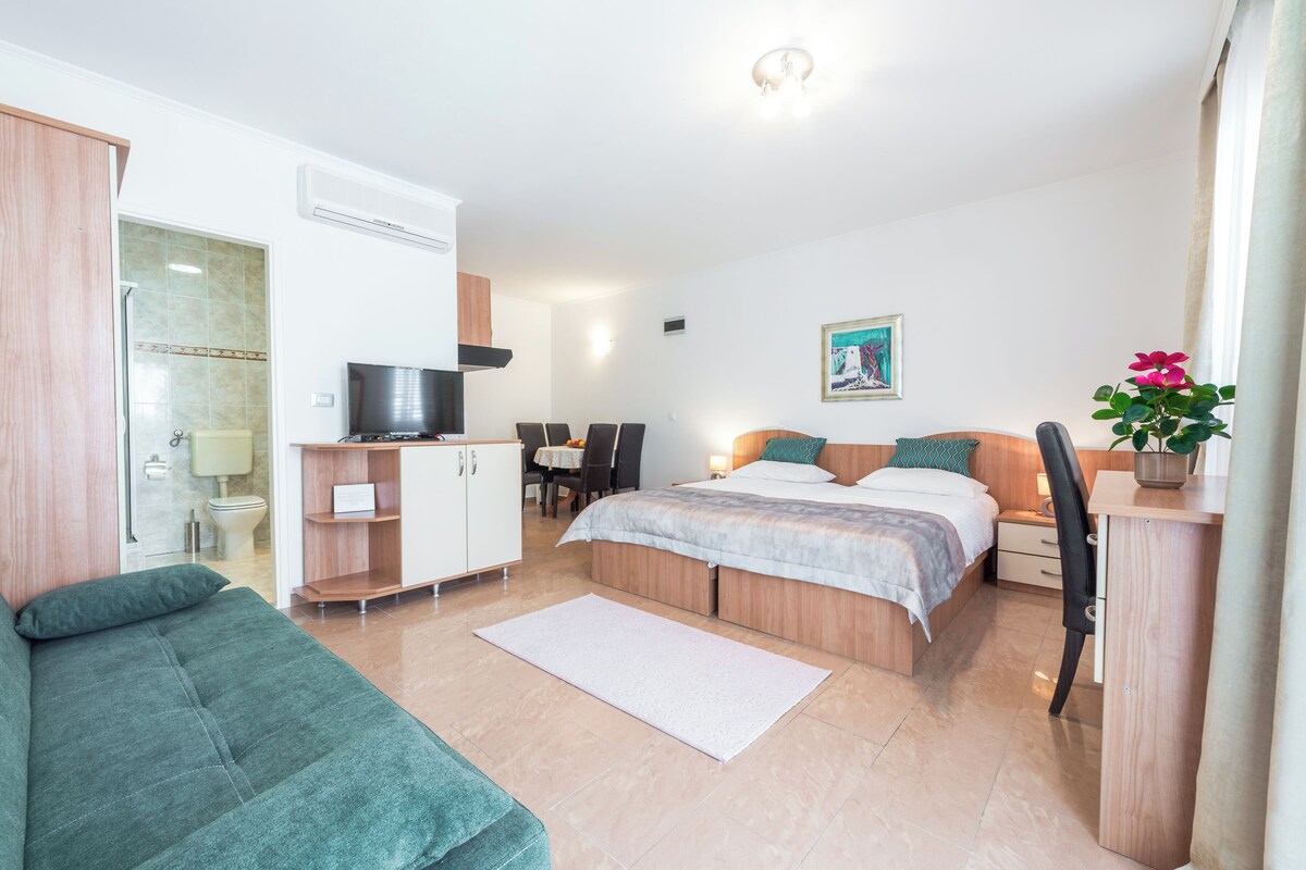 In-room safe, desk, iron/ironing board (on request), bed sheets