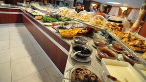 Un buffet proposant une variété de plats et d'accompagnements.