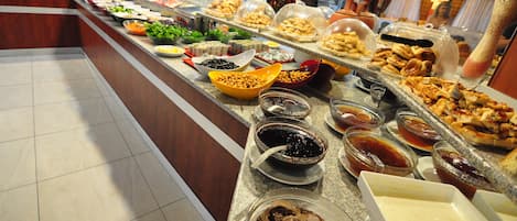 Se sirven desayunos, almuerzos y cenas; cocina turca