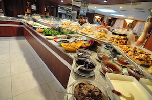 Se sirven desayunos, comidas, cenas y cocina turca