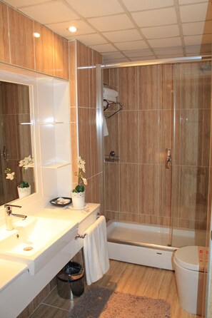 Suite | Badkamer | Gratis toiletartikelen, een haardroger, pantoffels, handdoeken