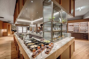 3 restaurantes, se sirve desayuno 