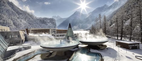 3 piscines couvertes, 5 piscines extérieures, chaises longues