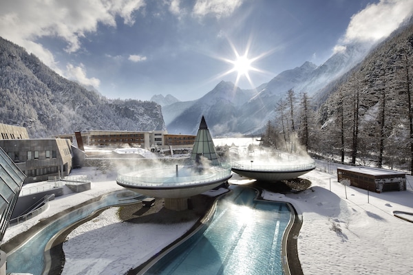 3 indoor pools, 5 outdoor pools, sun loungers