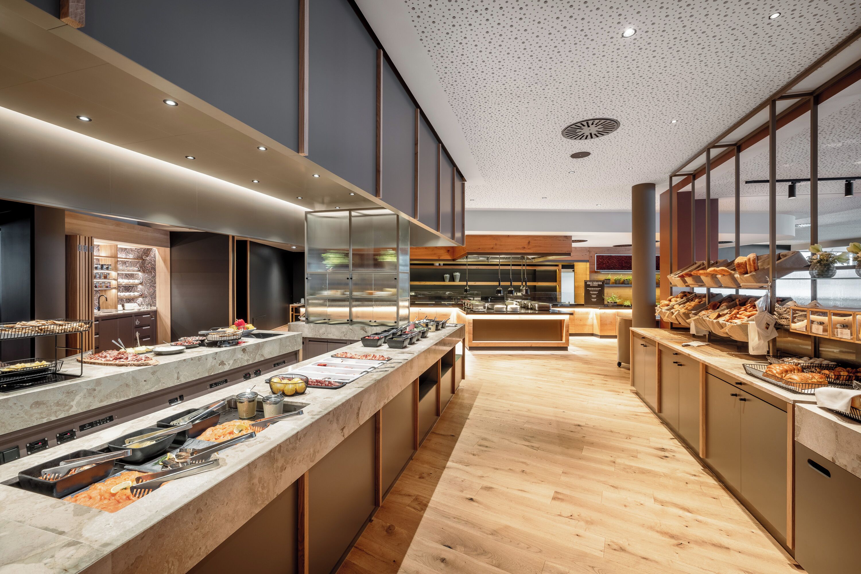 3 restaurants, breakfast served