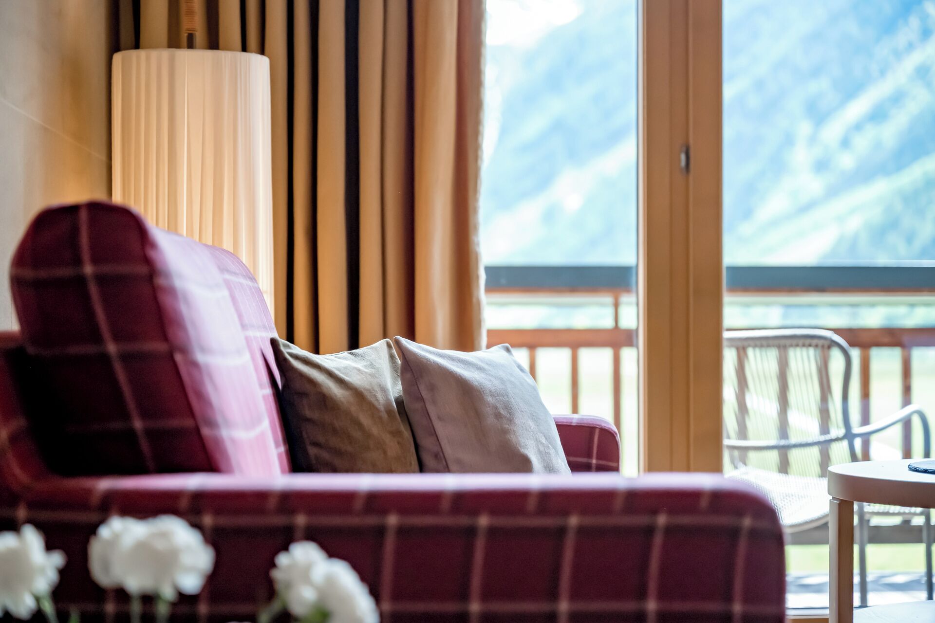 Télévision à écran plat, console de jeux vidéo, films à la carte