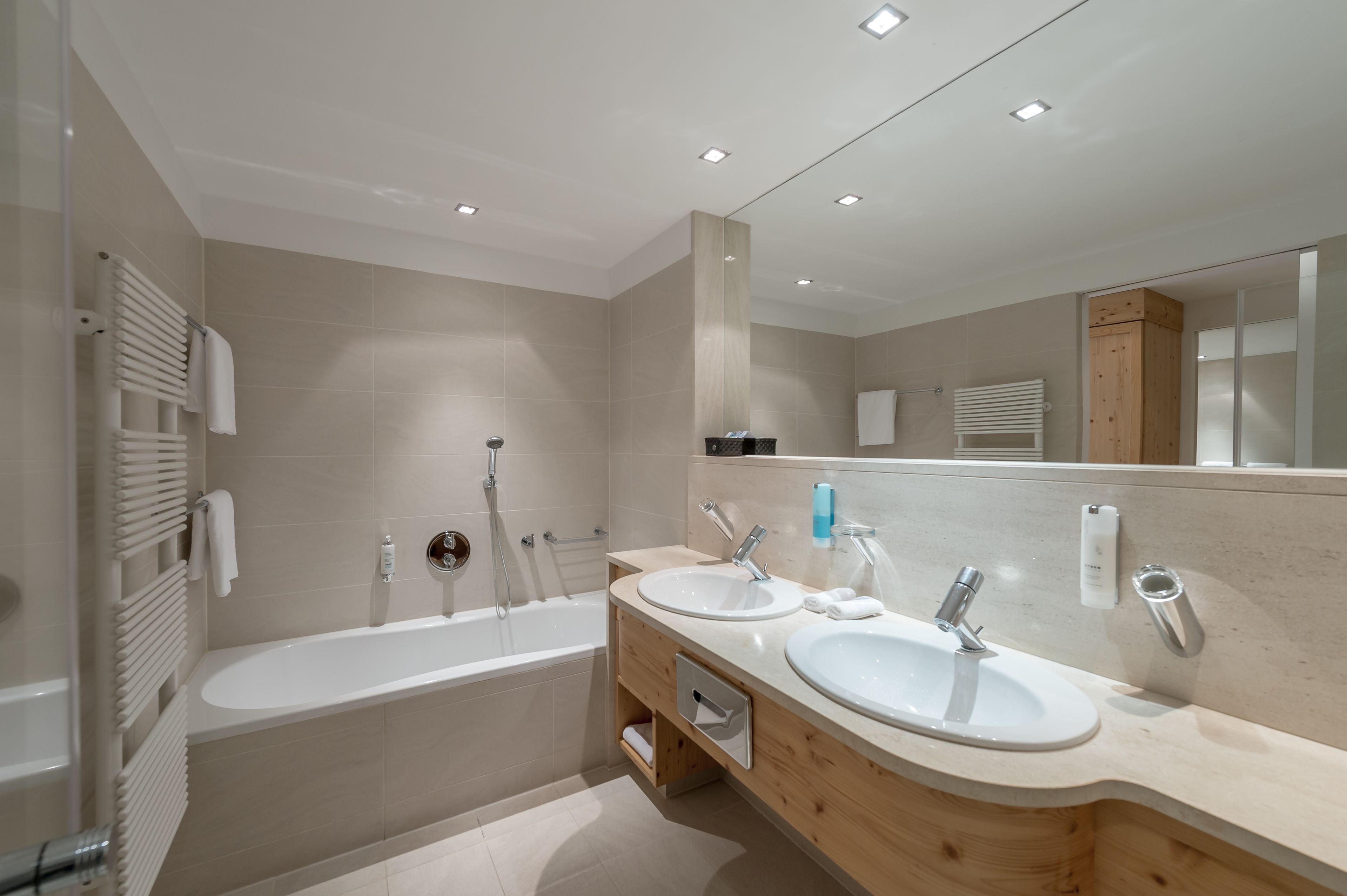 junior suite, balcony, mountain view (south incl. free entrance aqua dome) | bathroom | separate bathtub and shower, rainfall showerhead, free toiletries