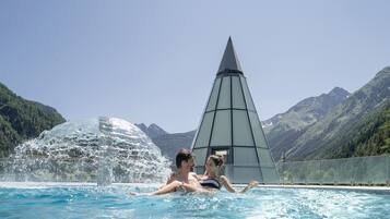3 piscinas techadas, 5 piscinas al aire libre