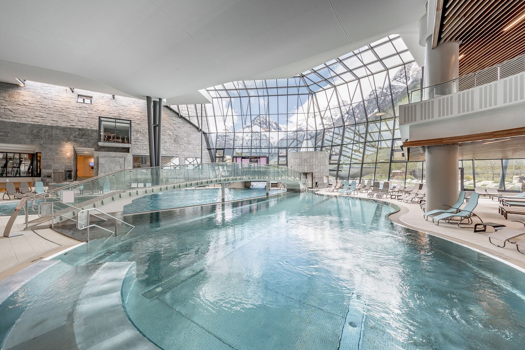 3 Innenpools, 5 Außenpools, Liegestühle
