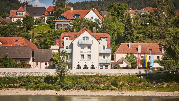 Um hotel com um letreiro em destaque 