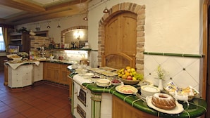 Um buffet de café da manhã com diversos alimentos e uma peça decorativa central.