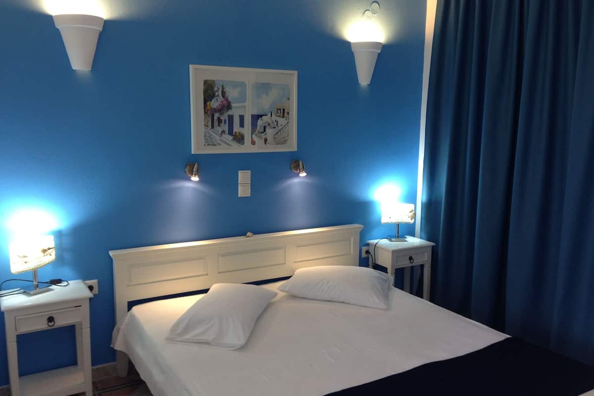 standard double or twin room | 1 bedroom, in-room safe, desk, free wifi