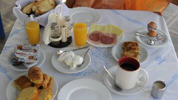 Daily continental breakfast (EUR 10 per person)