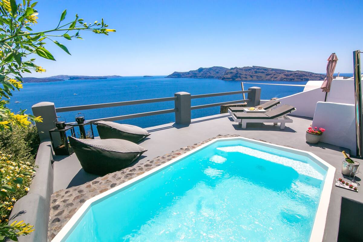 Una piscina amb gandules i vista al mar.