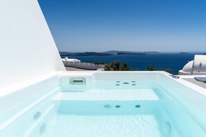 Un jacuzzi con vistas despejadas al mar y a islas distantes.