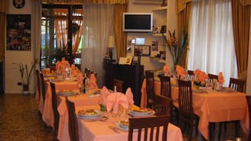 Petit déjeuner et déjeuner servis sur place, restauration en plein air
