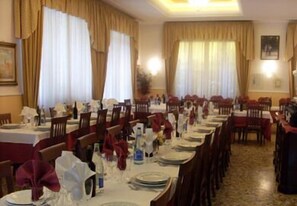 Breakfast, lunch and dinner served - Hotel Chenno (Subbiano)